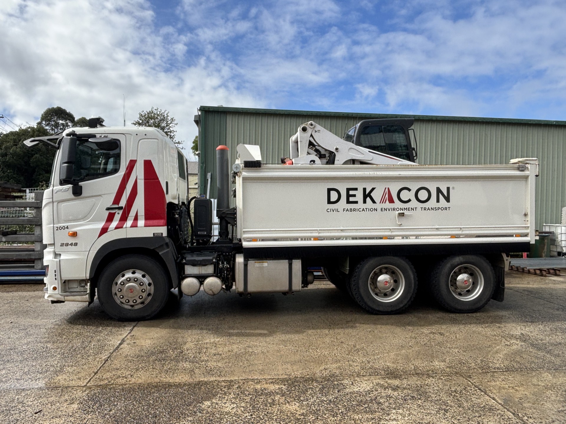 250429 Signwriting of Hino Tipper